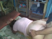 Hermosa chica de vestido rosado es cogida en colchon el piso